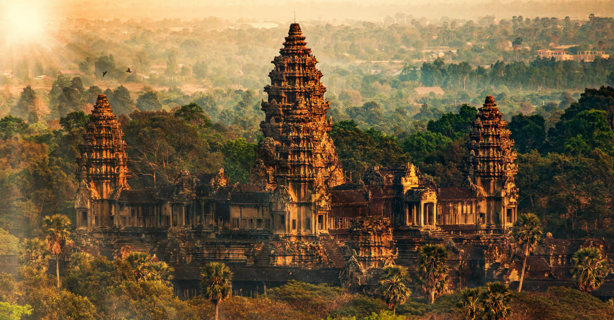 Le temple bouddhiste Angkor Wat attire de nombreux touristes de Cambodge.