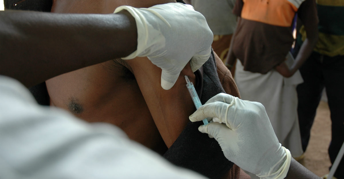 Une épidémie de fièvre jaune en Afrique s’est presque propagée en Chine, révélant des faiblesses dans la fabrication et l’administration des vaccins.