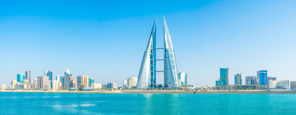 Des méga-constructions et des eaux cristallines. Bahreïn est une destination incontournable pour tout voyageur. Mais il comporte des risques. Atténuez-les avec l'aide de Passport Health.