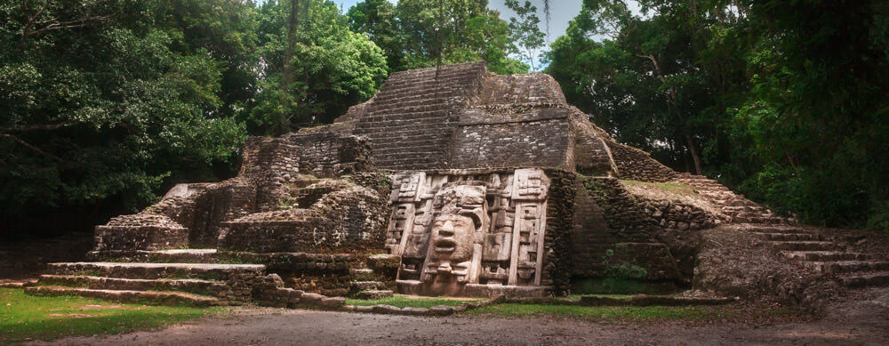 Des ruines antiques parsèment la campagne du Belize. Découvrez-les sans souci grâce aux vaccins et aux médicaments de Passport Health.