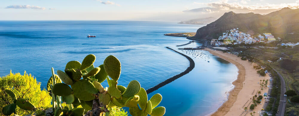 Les plages de l'Atlantique et les villes relaxantes font des îles Canaries une destination très prisée. Restez en sécurité à l'étranger grâce aux services de vaccinations de voyage de haute qualité de Passport Health.