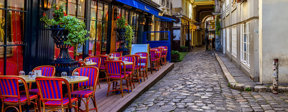 Les cafés cachés et les sites historiques font de la France une destination populaire. Visitez le pays en toute sérénité grâce aux services de santé voyage de Passport Health.