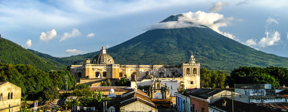Des bâtiments historiques et des scènes sereines se rencontrent pour créer une destination étonnante au Guatemala. Profitez de votre voyage grâce aux conseils de voyage et aux vaccins de Passport Health.