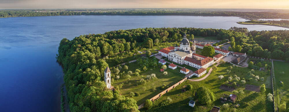 Une architecture étonnante et des vues fantastiques font de la Lituanie un pays à visiter absolument. Voyagez en toute sécurité avec Passport Health.