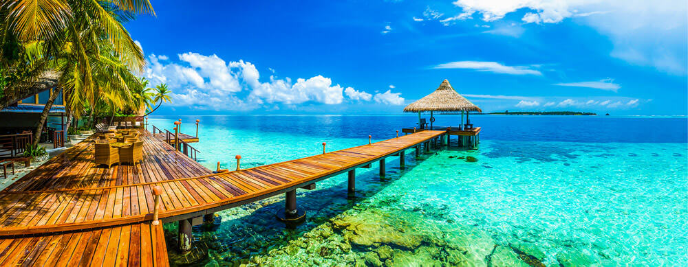 Des eaux limpides et des paysages époustouflants font des Maldives un lieu à visiter absolument. Découvrez ce qu'il faut faire pour rester en bonne santé pendant votre séjour aux Maldives avec Passport Health.