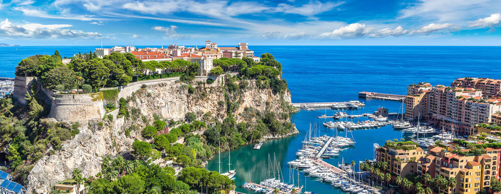 La ville rencontre l'océan dans les destinations les plus populaires de Monaco. Voyagez en toute sécurité grâce aux vaccins et aux conseils de Passport Health.