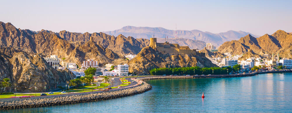 La ville rencontre l'océan dans les destinations les plus populaires d'Oman. Voyagez en toute sécurité grâce aux vaccins et aux conseils de Passport Health.