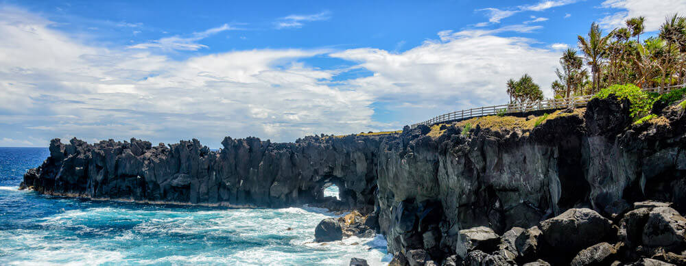 Des eaux cristallines et des paysages fantastiques attirent les voyageurs à la Réunion. Laissez Passport Health vous aider à rester en bonne santé pendant votre séjour en vous donnant des conseils de voyage et bien plus encore.