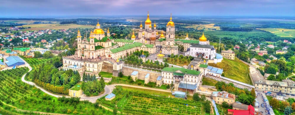 Des bâtiments historiques et des scènes sereines se rencontrent pour créer une destination étonnante en Ukraine. Profitez de votre voyage grâce aux conseils de voyage et aux vaccins de Passport Health.