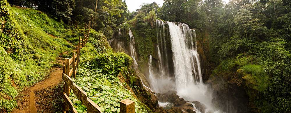 Les chutes d'eau, entre autres, constituent des points de vue incontournables pour les voyageurs qui se rendent au Honduras. Découvrez-les en toute sérénité grâce aux conseils, aux médicaments et à bien d'autres choses de Passport Health.