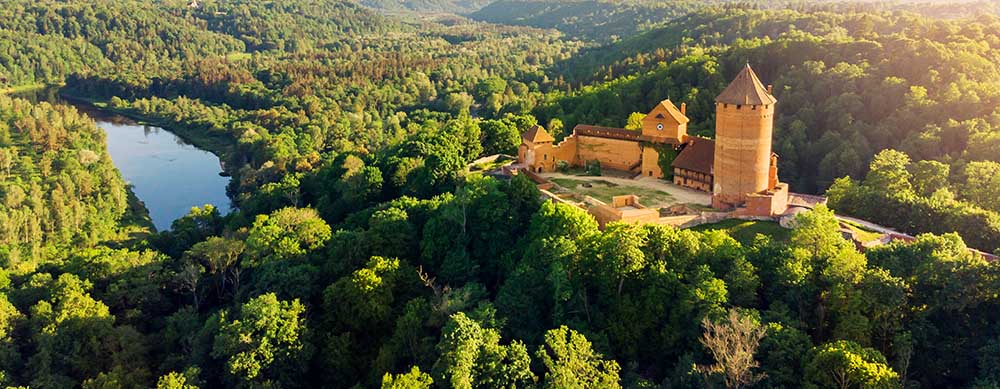 Une architecture étonnante et des vues fantastiques font de la Lettonie un pays à visiter absolument. Voyagez en toute sécurité avec Passport Health.