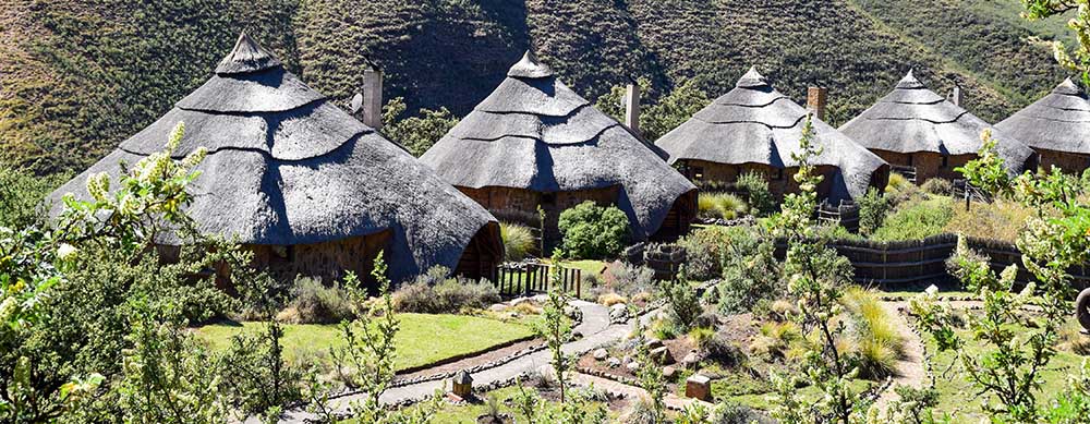 Les maisons en chaume et la faune sauvage sont fascinantes au Lesotho, mais la fièvre jaune ne l'est pas. Restez protégé grâce aux vaccins et à d'autres informations de Passport Health.