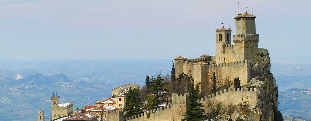À Saint-Marin, les bâtiments anciens côtoient les commodités modernes. Laissez Passport Health vous aider à vivre cette expérience en toute sécurité en vous faisant vacciner et plus encore.
